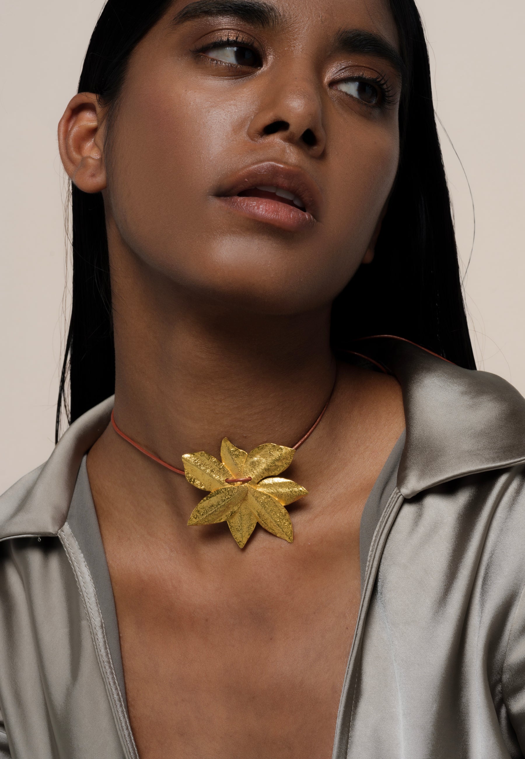 Collar Lotus Flower Dorado